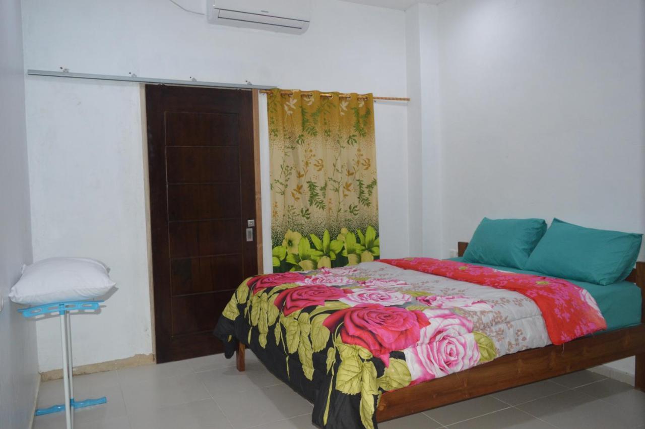 Labuan Bajo Mahoni Guesthouse المظهر الخارجي الصورة
