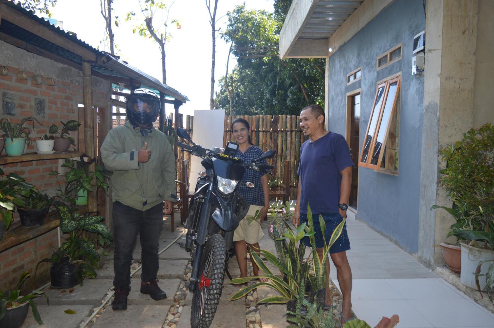Labuan Bajo Mahoni Guesthouse المظهر الخارجي الصورة