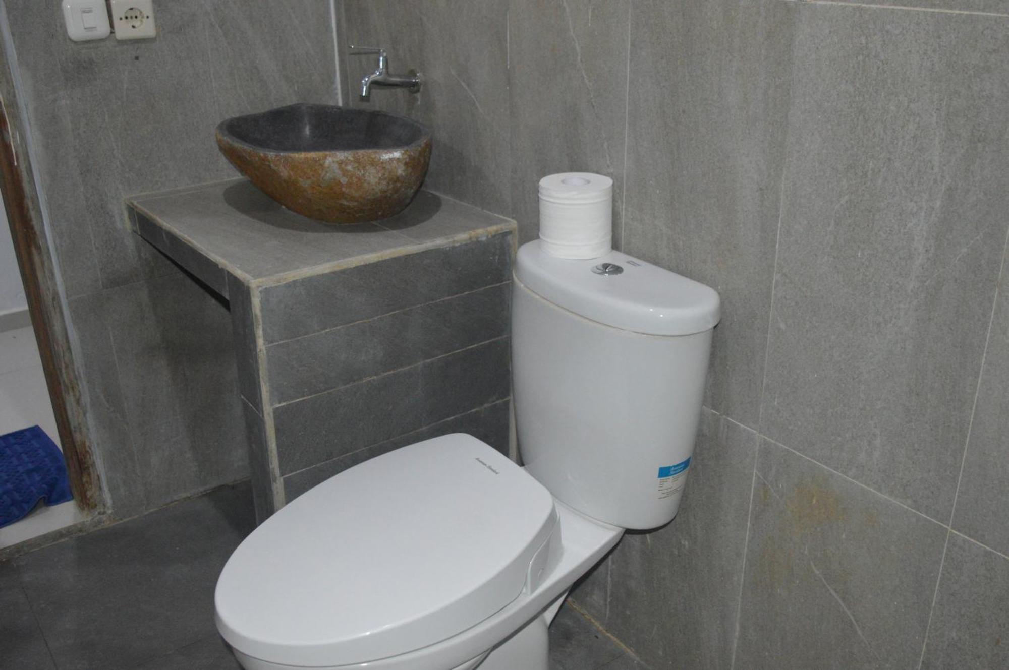 Labuan Bajo Mahoni Guesthouse المظهر الخارجي الصورة